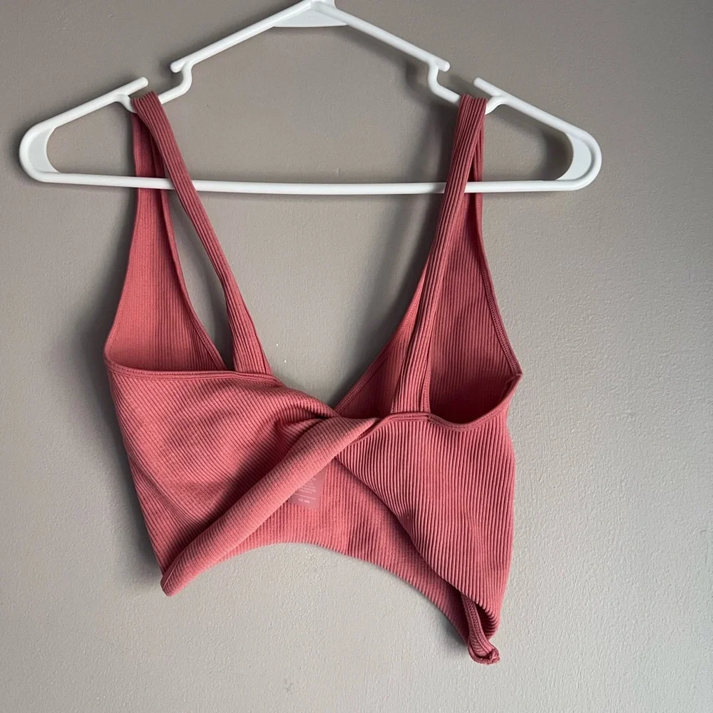 Dynamic Ribbed  Crop Top - Picture 2 of 3